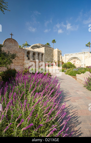 GARTEN KIRCHENRUINE GROßE STEINERNE MISSION SAN JUAN CAPISTRANO ORANGE COUNTY KALIFORNIEN USA Stockfoto