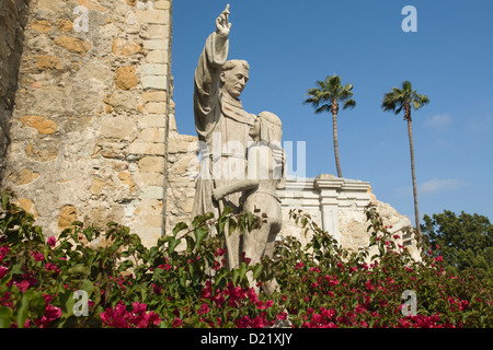 VATER JUNIPERO SERRA STATUE MISSION SAN JUAN CAPISTRANO ORANGE COUNTY KALIFORNIEN USA Stockfoto