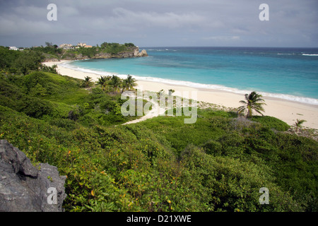 Foul Bay Beach, Barbados. Kran Bay Resort im Hintergrund Stockfoto
