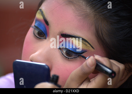 Young balinesische Mädchen bereit für den Tempeltanz Stockfoto