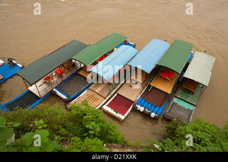 Einige Bambus Flöße auf dem Li-Fluss in der berühmten touristischen Stadt von Yangshuo in der Nähe von Guilin in der Provinz Guangxi, China. Stockfoto