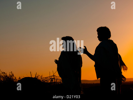 Afar Stammes Men At Sunset, Assaita, Afar Regional State, Äthiopien Stockfoto