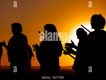 Afar Stammes Men At Sunset, Assaita, Afar Regional State, Äthiopien Stockfoto