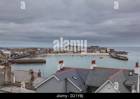 Blick auf St. Ives Hafen bei Flut im Winter von hoch oben die umliegenden Dächer. Stockfoto