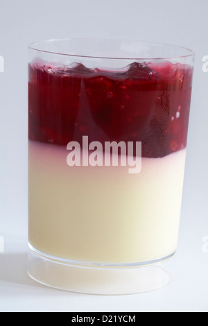 Topf von M&S Orange & Cranberry Panna Cotta Speisen Dessert isoliert auf weißem Hintergrund Stockfoto