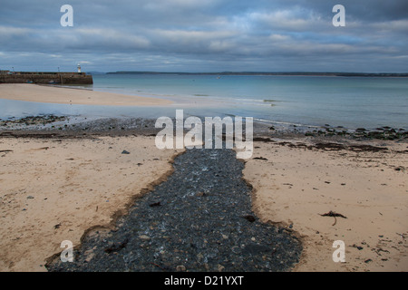 Wasser-Mündung in den Hafen von St. Ives. Stockfoto