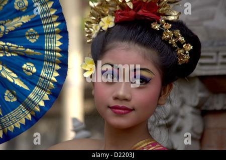 Young balinesische Mädchen bereit für den Tempeltanz Stockfoto
