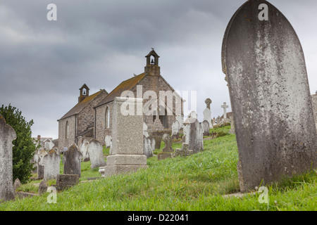 Grabsteine und Kapelle im Hintergrund in Barnoon Friedhof, St. Ives, Cornwall. Stockfoto