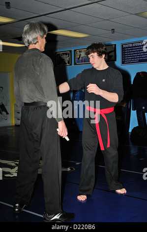 Hapkido Schwarzgurt und roten Gürtel Kämpfer üben ihre Kunst in einer Kampfkunst-Schule. Stockfoto