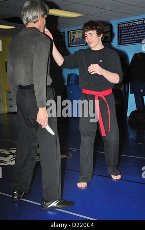 Hapkido Schwarzgurt und roten Gürtel Kämpfer üben ihre Kunst in einer Kampfkunst-Schule. Stockfoto
