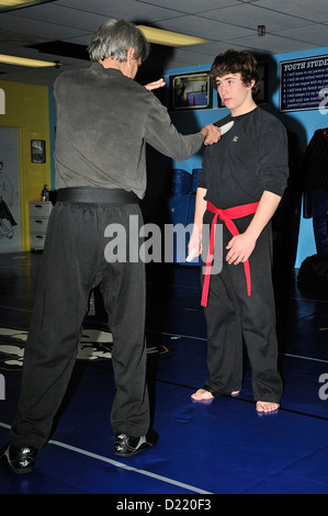 Hapkido Schwarzgurt und roten Gürtel Kämpfer üben ihre Kunst in einer Kampfkunst-Schule. Stockfoto