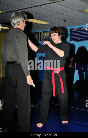 Hapkido Schwarzgurt und roten Gürtel Kämpfer üben ihre Kunst in einer Kampfkunst-Schule. Stockfoto