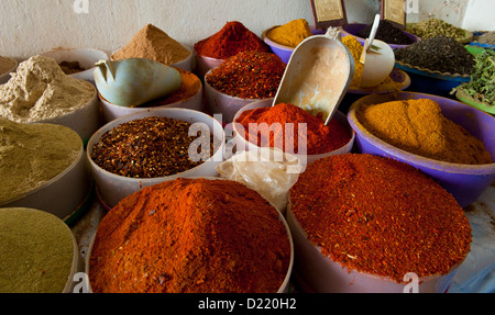 Schöne lebendige orientalischen Markt mit Körben voll mit verschiedenen Gewürzen Stockfoto