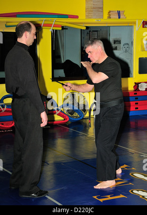 Hapkido Schwarzgurt Kämpfer üben ihre Kunst in einer Kampfkunst-Schule. Stockfoto
