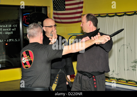 Hapkido Schwarzgurt Kämpfer üben ihre Kunst in einer Kampfkunst-Schule. Stockfoto