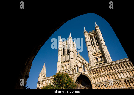 Westfassade der Kathedrale von Lincoln aus Exchequergate Stockfoto