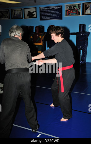 Hapkido Schwarzgurt und roten Gürtel Kämpfer üben ihre Kunst in einer Kampfkunst-Schule. Stockfoto