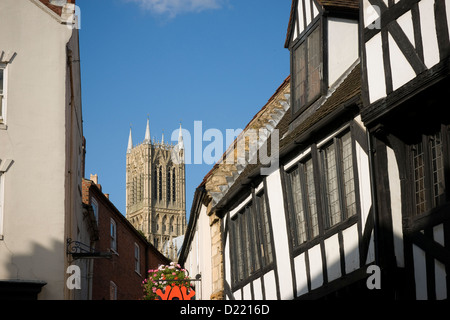 Kathedrale von Lincoln und Tudor-Gebäude Stockfoto