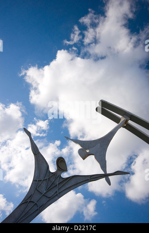 Empowerment-Skulptur über dem Fluss Witham neben dem Waterside Einkaufszentrum in Lincoln, Lincolnshire, Großbritannien Stockfoto