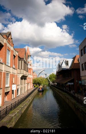 Empowerment-Skulptur über dem Fluss Witham neben dem Waterside Einkaufszentrum in Lincoln, Lincolnshire, Großbritannien Stockfoto