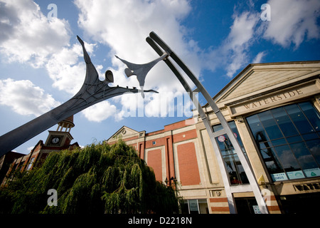 Empowerment-Skulptur über dem Fluss Witham neben dem Waterside Einkaufszentrum in Lincoln, Lincolnshire, Großbritannien Stockfoto