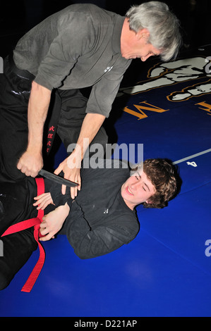 Hapkido Schwarzgurt und roten Gürtel Kämpfer üben ihre Kunst in einer Kampfkunst-Schule. Stockfoto