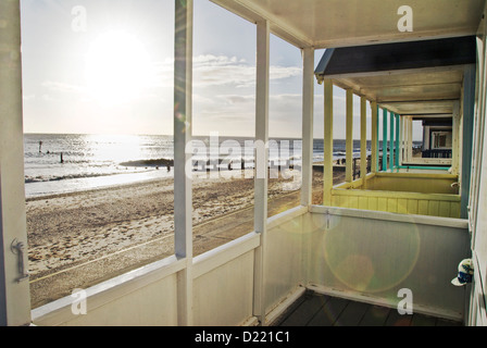 Southwold Strandhütten und Meer Stockfoto