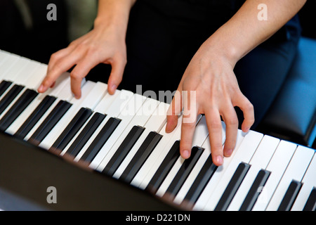 Hände, die Klavier spielen Stockfoto