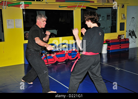 Hapkido Schwarzgurt und roten Gürtel Kämpfer üben ihre Kunst in einer Kampfkunst-Schule. Stockfoto