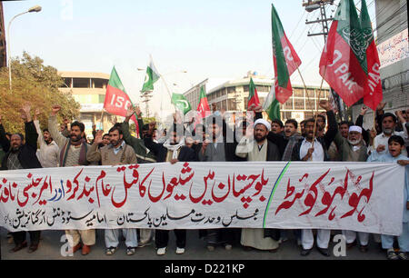 Aktivisten der Majlis-e-Wahdat-Ul-Muslimeen (MWM) und Imamia-Studenten-Organisation (ISO) chant Parolen gegen das Töten der schiitischen Gemeinschaft in Quetta, bei Protestkundgebung in Lahore Club auf Freitag, 11. Januar 2013 drücken. Stockfoto