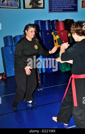Hapkido Schwarzgurt und roten Gürtel Kämpfer üben ihre Kunst in einer Kampfkunst-Schule. Stockfoto