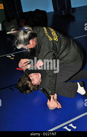 Hapkido Schwarzgurt und roten Gürtel Kämpfer üben ihre Kunst in einer Kampfkunst-Schule. Stockfoto