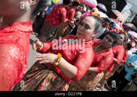 Frauen tanzen auf einem Erntedankfest Parade im Dorf Tumpang, Java, Indonesien Stockfoto