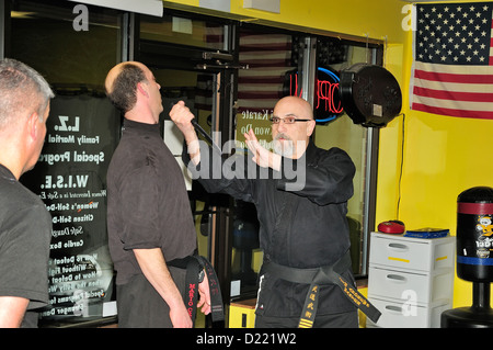 Hapkido Schwarzgurt Kämpfer üben ihre Kunst in einer Kampfkunst-Schule. Stockfoto