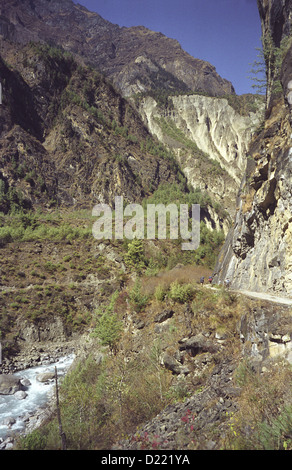 Wanderer auf Klippe Weg gehauen Fels zwischen Bhratang und unteren Pisang am Annapurna circuit Himalaya Nepal Stockfoto