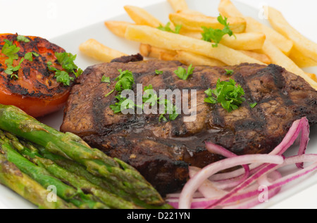 Nahaufnahme eines Char-gegrilltes Sirloin Steak und Pommes frites Dinner - Studio gedreht Stockfoto