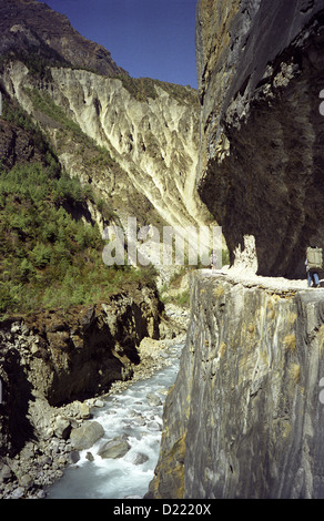 Wanderer auf Klippe Weg gehauen Fels zwischen Bhratang und unteren Pisang am Annapurna circuit Himalaya Nepal Stockfoto