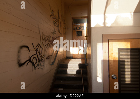 Tür und Graffiti an historischen Mare Island Naval Shipyard in der Nähe von Vallejo, Kalifornien. Stockfoto