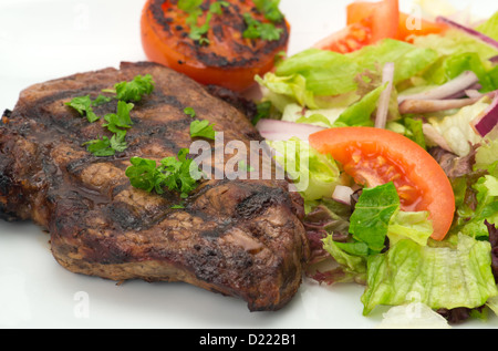 Gegrilltes Rumpsteak New York und Salat - Studio gedreht Stockfoto