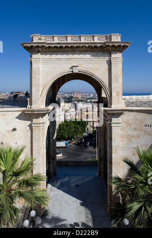 Sardinien: Cagliari - Stadtteil Castello / Bastione di San Remy Terrasse, Triumphbogen Stockfoto
