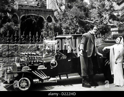 Die Munsters Munsters, die Herman Munster (Fred Gwynne), Lily Munster (Yvonne de Carlo), *** lokalen Caption *** 1964-- Stockfoto