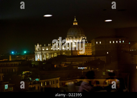 Saint Peter Domkuppel Blick in die Ferne aus einem Fenster Rom Italien Stockfoto