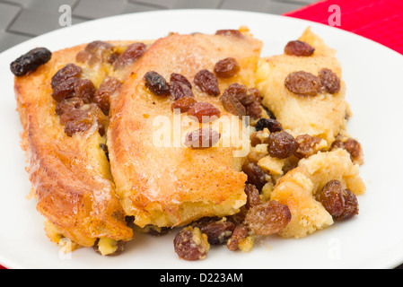 Close-up auf ein Brot und Butter Pudding mit Rosinen - Studio gedreht Stockfoto