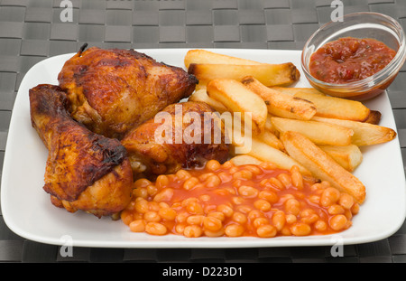 Grill-Hähnchen mit Pommes Frites und gebackene Bohnen Stockfoto
