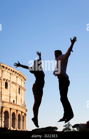 Paar springen vor Freude im römischen Colosseum in Rom Italien Stockfoto