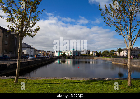 Beiliegende Dock aus dem Fluss Corrib in der Nähe von Claddagh Quay, Stadt Galway, Irland Stockfoto