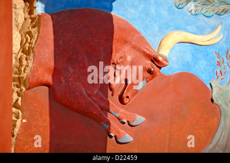 Fresko von A Bull Relief, die Nouth Propylaeum Knossos minoische Ausgrabungsstätte, Crete Stockfoto