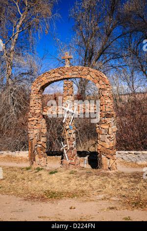 Christliche Symbol des Kreuzes im Santuario de Chimayo in New Mexiko Stockfoto