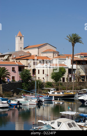 Sardinien: Stintinos kleinen Hafen mit der Stadt über Stockfoto
