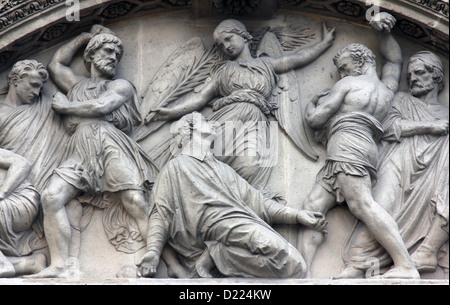 Das Martyrium des Hl. Stephan Giebel der Eingangstür von der Kirche Saint Etienne du Mont, Paris. Stockfoto